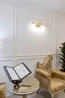 웨인스코팅과 골드 조명의 클래식 대기석